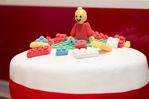 Scegliamo un tema per la festa di compleanno: Lego, Frozen o...?