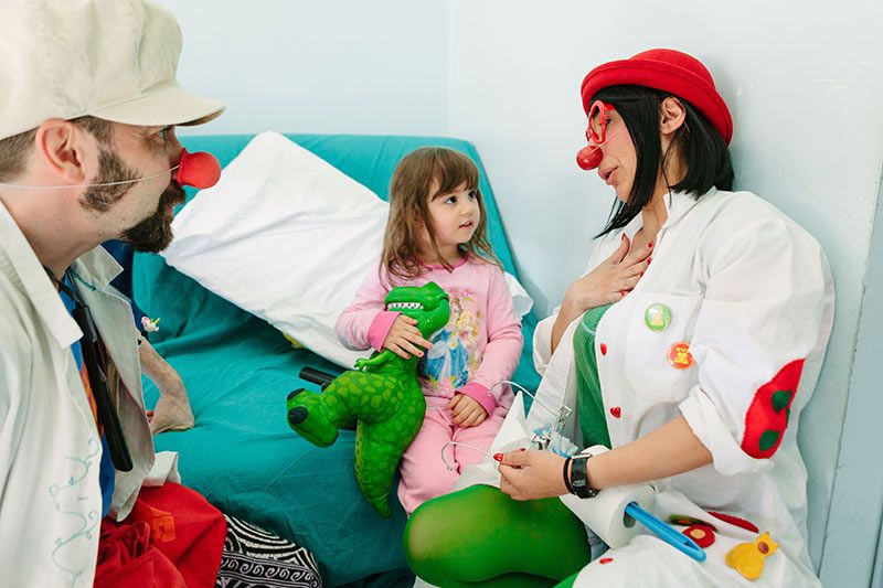 I clown dottori fanno sorridere i bambini in ospedale. Come sostenerli con il 5 per mille